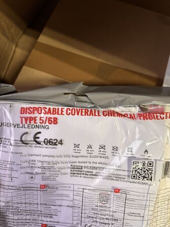 Indhold på reoler af diverse håndværktøj, sikkerhedsdragter mv.