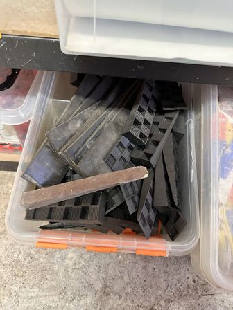 Indhold på reol af diverse kiler, fuge mv.