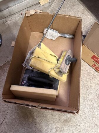 Indhold på reoler af diverse håndværktøj, sikkerhedsdragter mv.