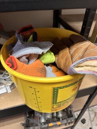 Indhold på reoler af diverse håndværktøj, sikkerhedsdragter mv.