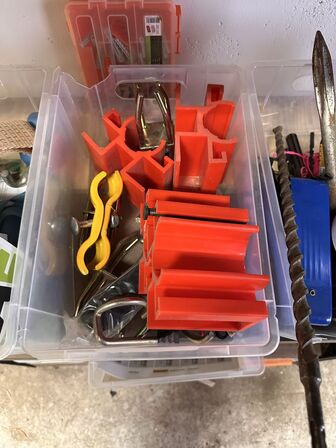 Indhold på reol af diverse kiler, fuge mv.