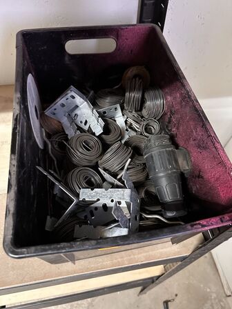 Indhold på reol af diverse spraydåser, fuge mv.