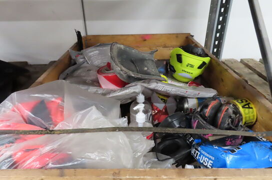 Palle med indhold af diverse sikkerhedsudstyr