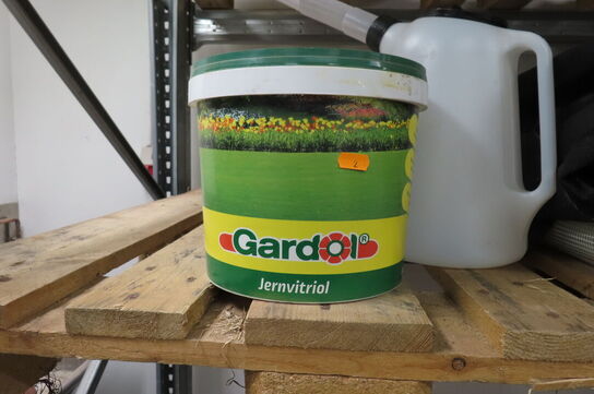 Indhold på reol af sprinklervæske, jernvitriol mv.