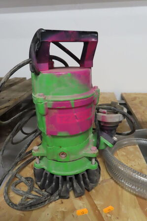 1 stk dykpumpe og en vægtstangspumpe