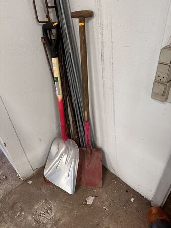 2 stk skovle, diverser gevindstænger mv.