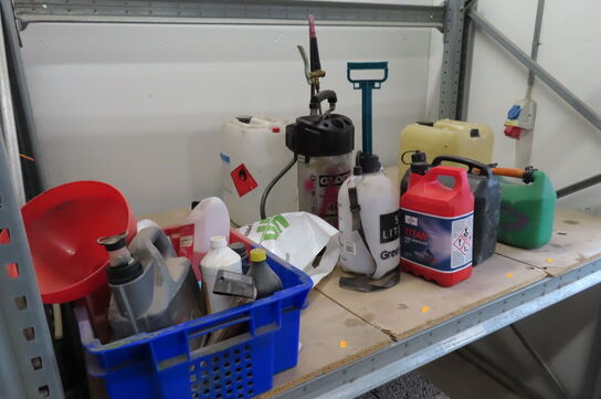 Indhold på reol af diverse dunke, pumper mv.