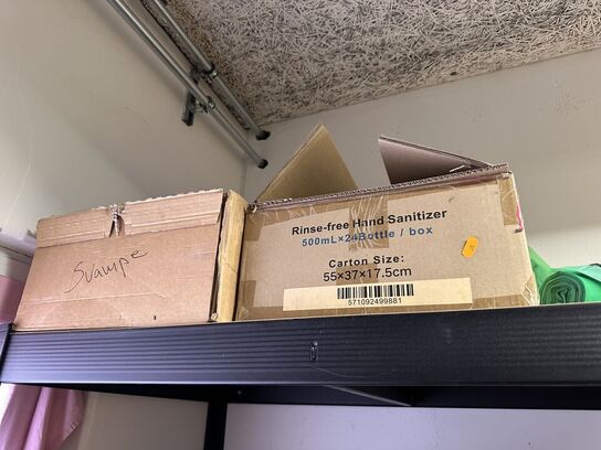 Indhold på reoler af diverse håndværktøj, sikkerhedsdragter mv.