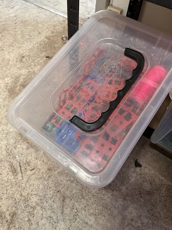 Indhold på reol af diverse kiler, fuge mv.