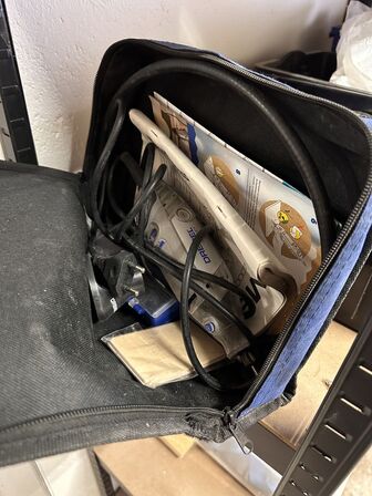 Indhold på reol af diverse kiler, fuge mv.