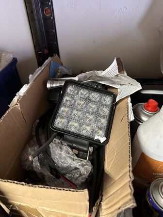 Indhold på reol af diverse spraydåser, fuge mv.