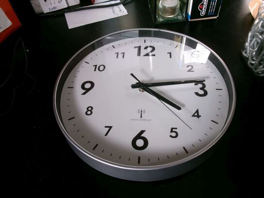 1 stk. vægur, 1 stk. metalkæde