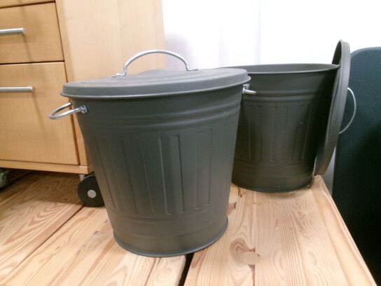 2 stk metalspande m/låg