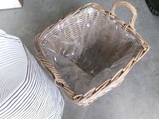 Vasketøjskurv og potteskjuler