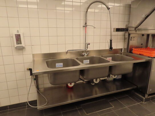 Vaskebord med tre kummer