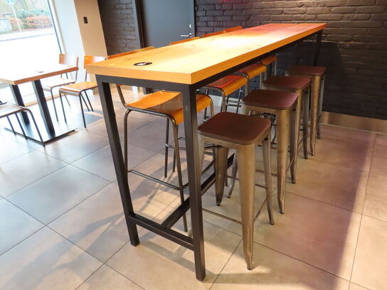 Højbord med fire stole og fire skamler