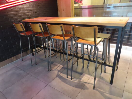 Højbord med fire stole og fire skamler