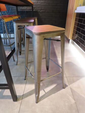 Højbord med fire stole og fire skamler