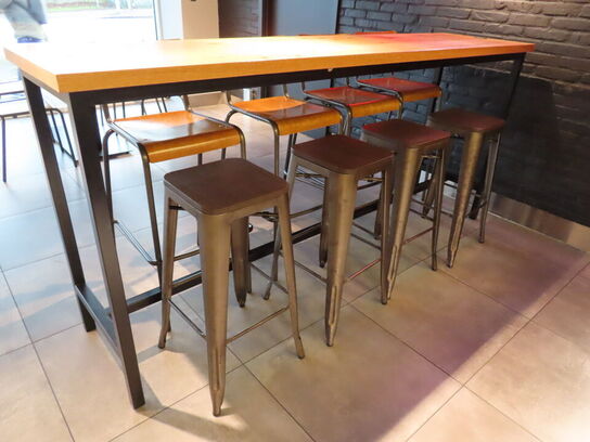 Højbord med fire stole og fire skamler