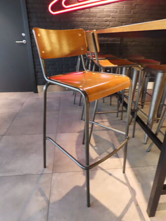 Højbord med fire stole og fire skamler