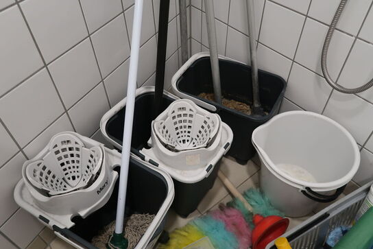 Diverse rengøringsredskaber mm. 