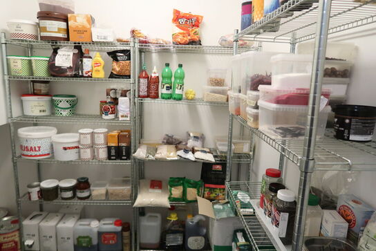 3 stk. trådreoler på hjul med indhold