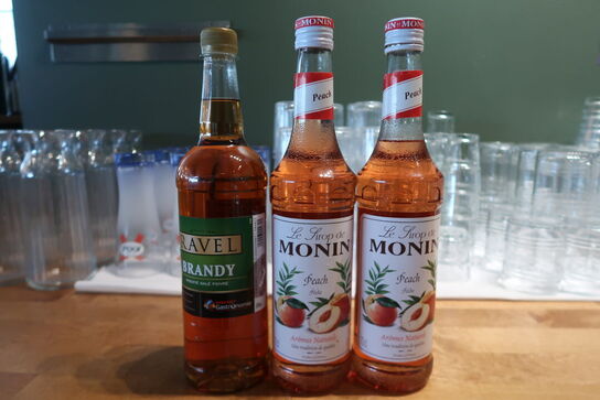 2 flasker Sirop de Monin Peach, 1 stk. Ravel Brandy
