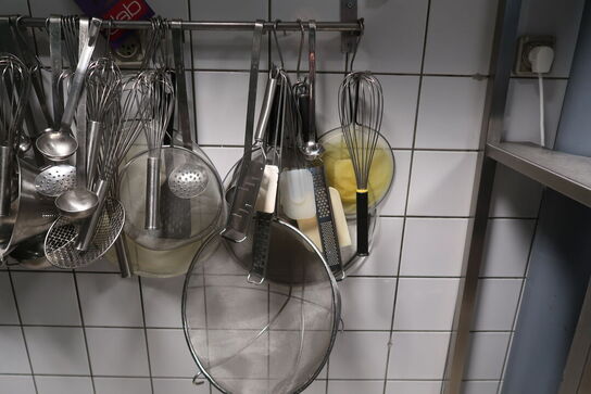 Ophæng med diverse køkkenredskaber