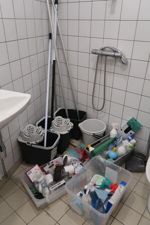 Diverse rengøringsredskaber mm. 