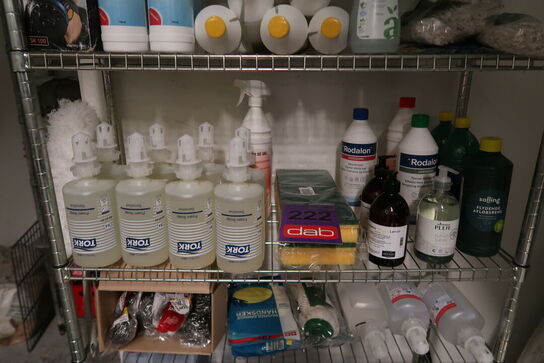 Stålreol med indhold