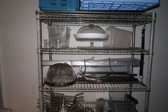 Stålreol med indhold