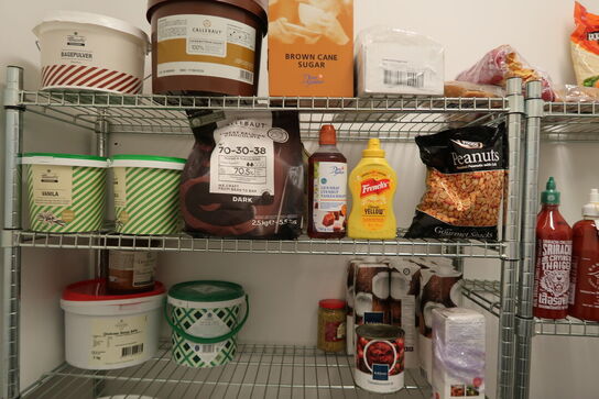 3 stk. trådreoler på hjul med indhold