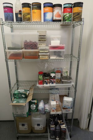 3 stk. trådreoler på hjul med indhold