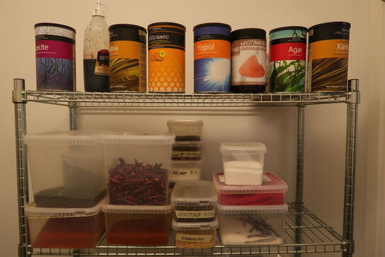 3 stk. trådreoler på hjul med indhold