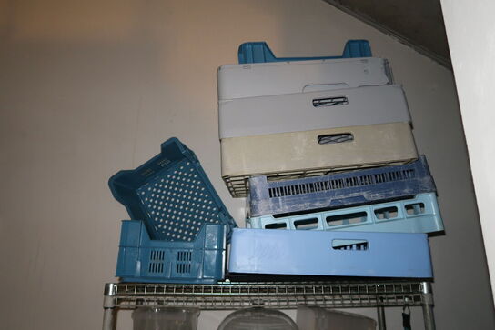 Stålreol med indhold