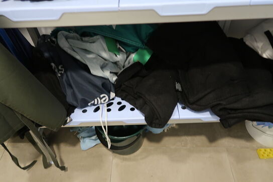 Stort parti tjernertøj på reol