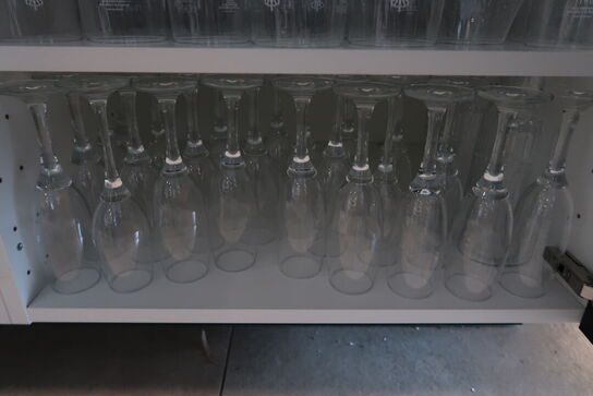 Stort parti øl & vinglas i skab