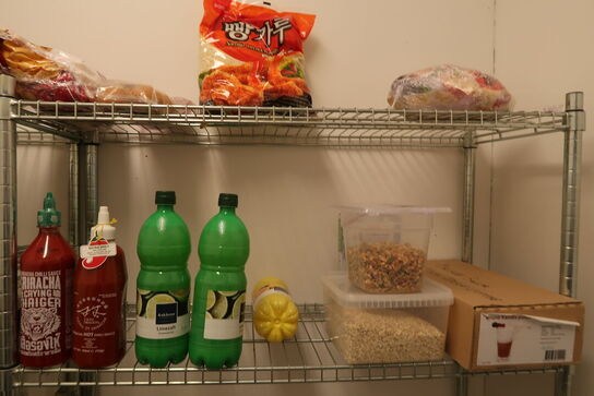 3 stk. trådreoler på hjul med indhold