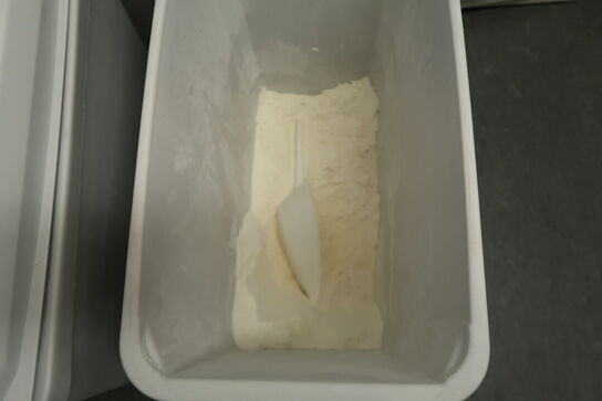 3 stk. plastbeholder på hjul med indhold