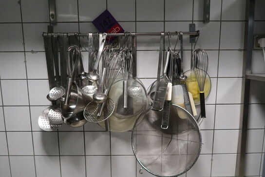 Ophæng med diverse køkkenredskaber