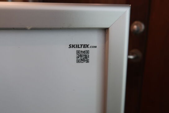 Kraftig A-skilt, Skiltex