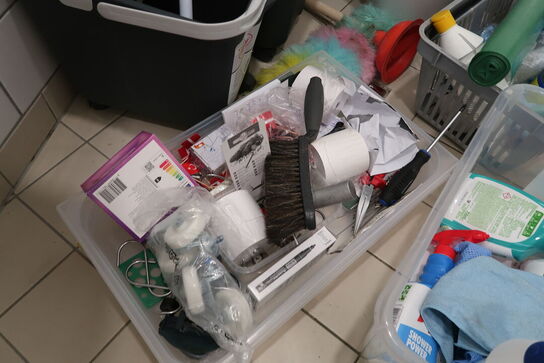 Diverse rengøringsredskaber mm. 