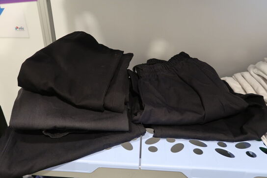 Stort parti tjernertøj på reol