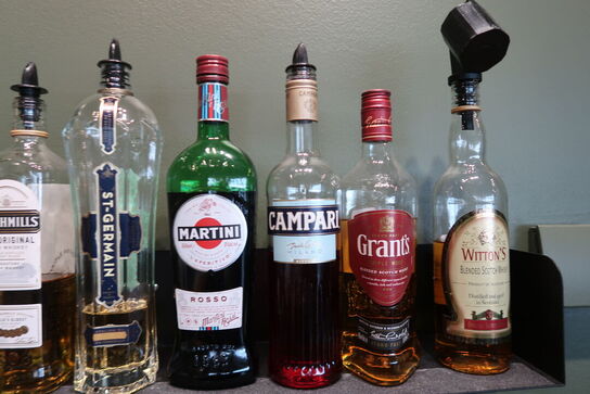 2 stk. hylder med indhold