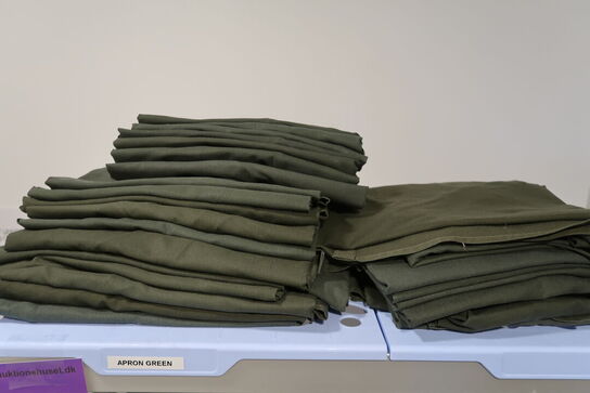 Stort parti tjernertøj på reol