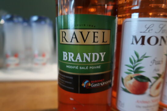 2 flasker Sirop de Monin Peach, 1 stk. Ravel Brandy