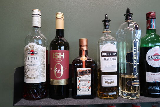 2 stk. hylder med indhold