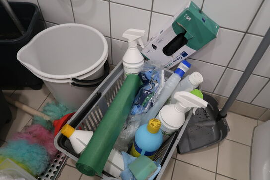 Diverse rengøringsredskaber mm. 
