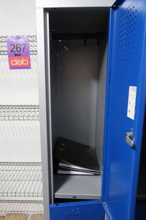 Omklædningsskab 6 rum med indhold