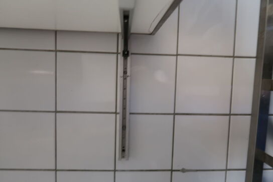 2 stk. rustfri stålhylder med indhold